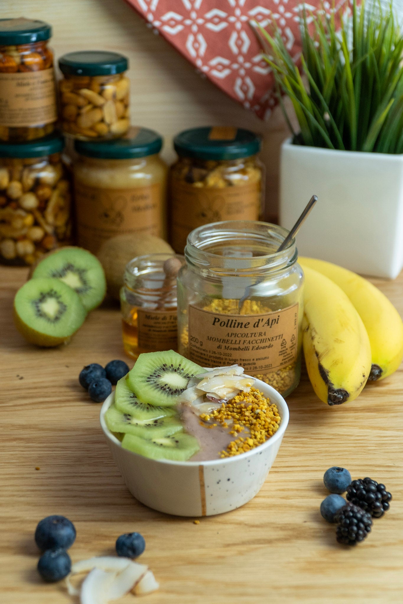 Colabzione completa con yogurt, polline d'api e frutta
