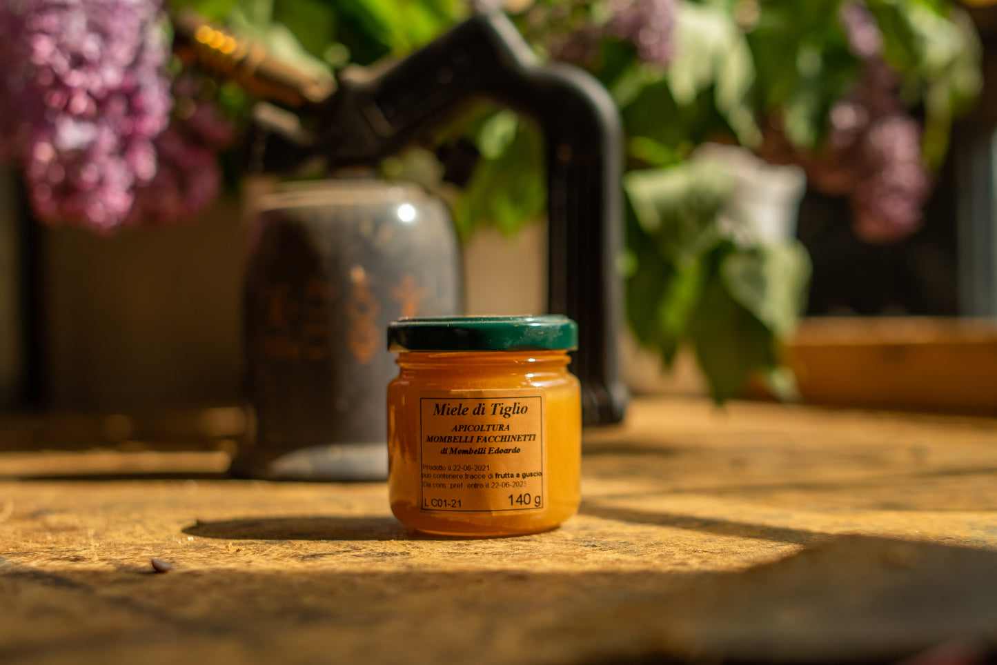 Vasetto di miele di tiglio artigianale Apicoltura Mombelli, miele chiaro e aromatico ideale per tisane e latte caldo 140 gr