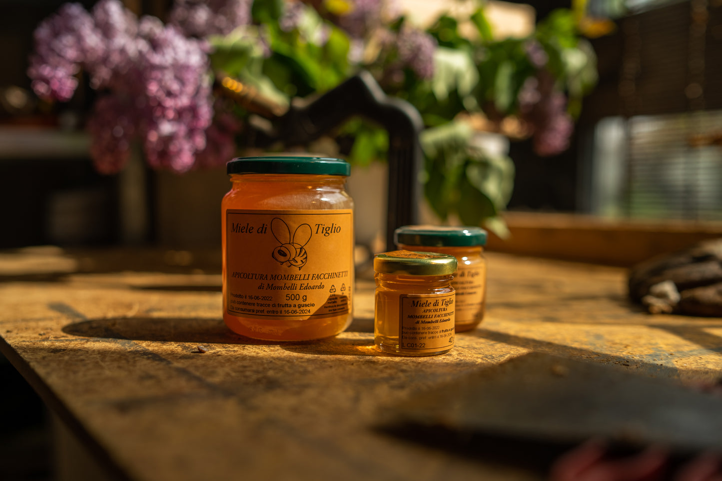 Vasetto di miele di tiglio artigianale Apicoltura Mombelli, miele chiaro e aromatico ideale per tisane e latte caldo.