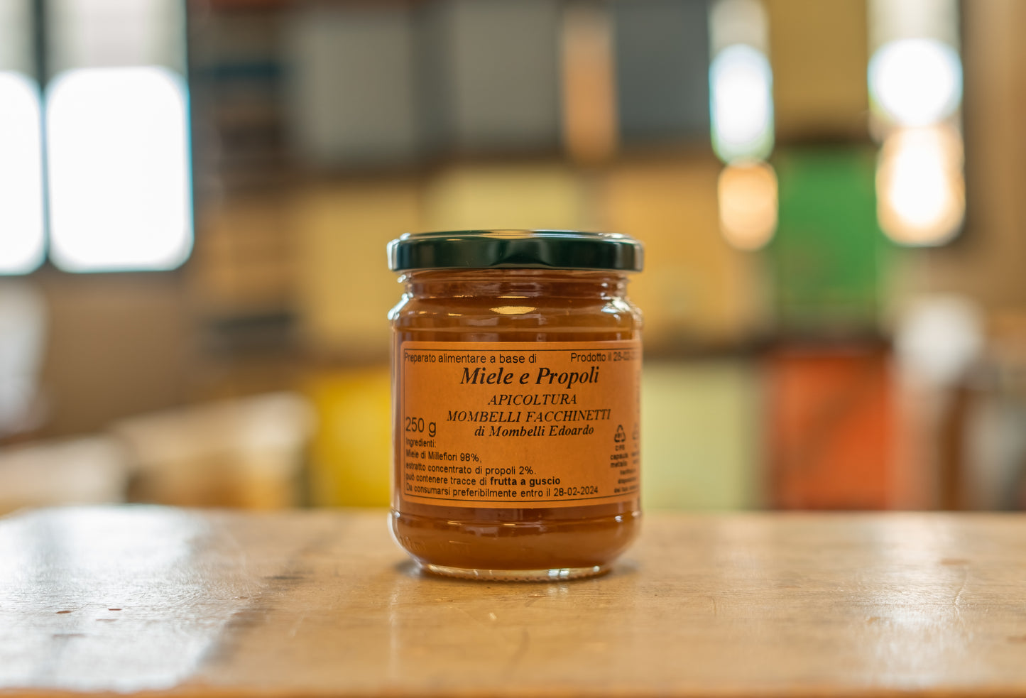 Vasetto di miele e propoli artigianale Apicoltura Mombelli, prodotto naturale lenitivo e antibatterico per gola e benessere.